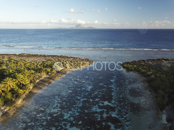 Tahaa, Vue aérienne de la cocoteraie, l océan et bora bora