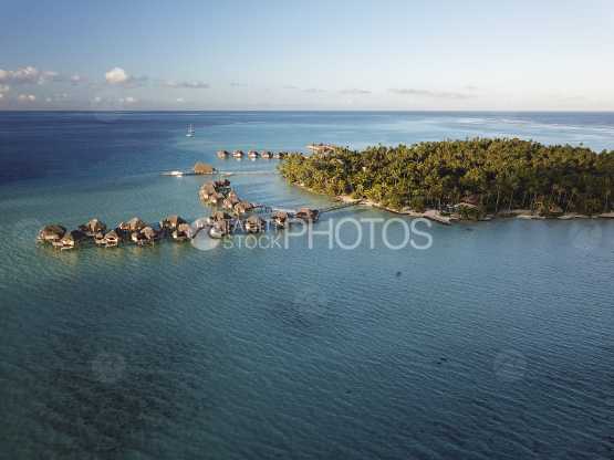 Tahaa, vue aérienne d un hotel dans le lagon
