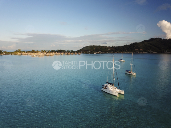 Tahaa, vue aérienne de voiliers au mouillage dans le lagon