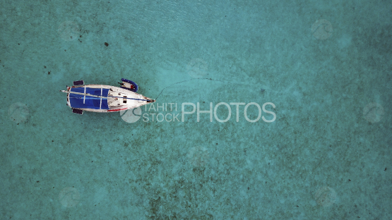 Bora Bora, vue aérienne d un voiler dans le lagon à la verticale