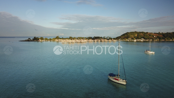 Bora Bora, vue aérienne de voiliers dans le lagon