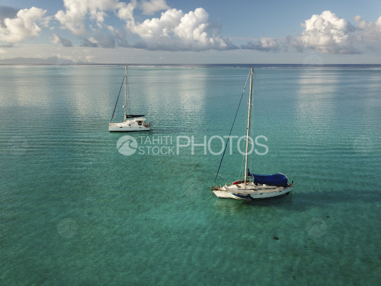 Bora Bora, vue aérienne de voiliers dans le lagon