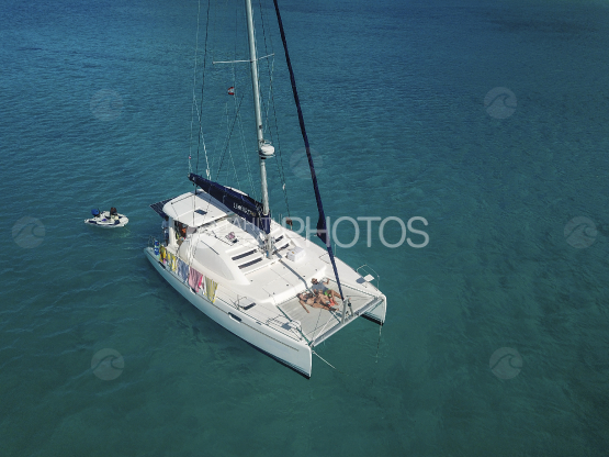 Bora Bora, vue aérienne d'un catamaran dans le lagon