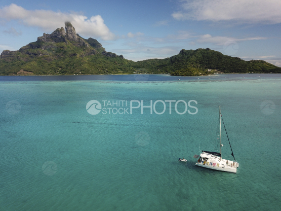 Bora Bora, vue aérienne d'un catamaran dans le lagon