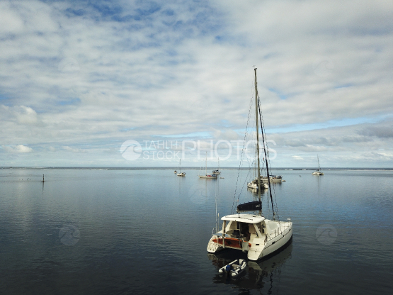 Bora Bora, vue aérienne d'un catamaran dans le lagon