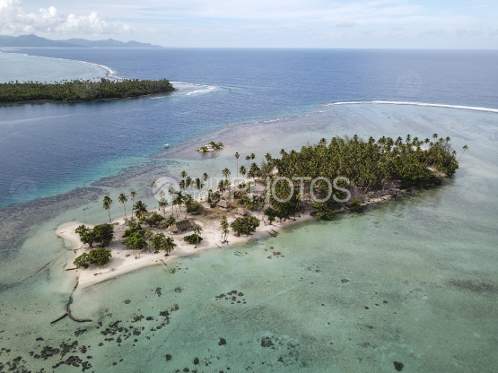 Tahaa, vue aérienne de la passe et des iles