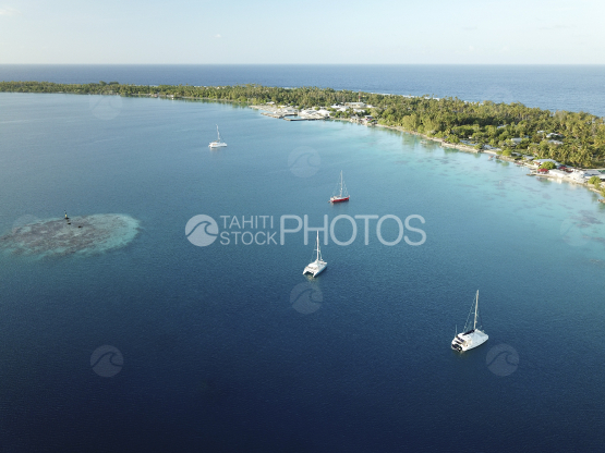 Fakarava, vue aérienne de voiliers au mouillage dans le lagon