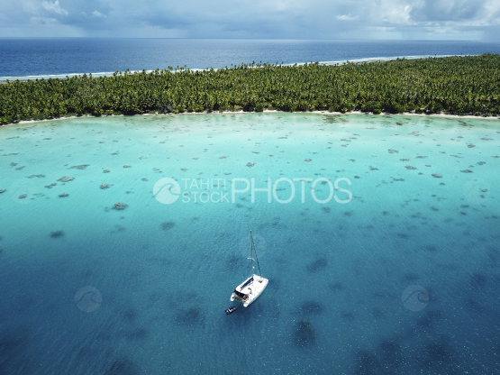 Fakarava, vue aérienne d un voilier au mouillage dans le lagon