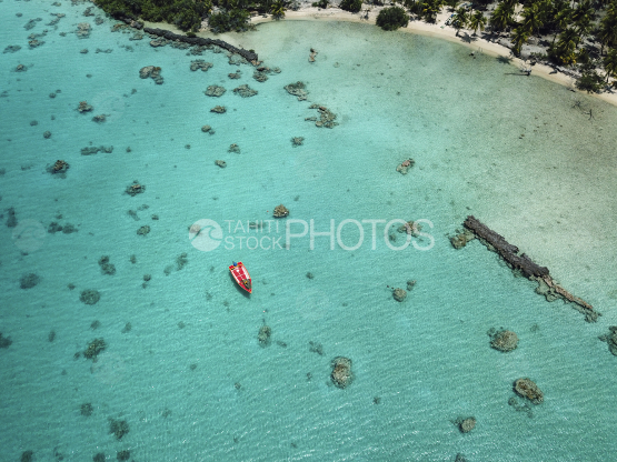 Fakarava, vue aérienne d un bateau rouge dans le  lagon 