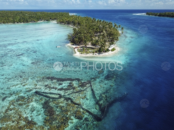 Rangiroa, vue aérienne de pièges à poissons au bord du récif