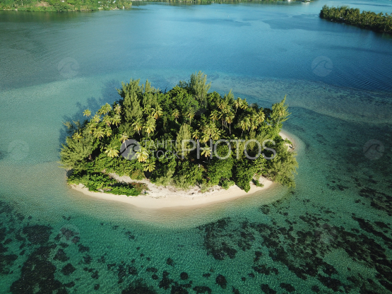 Huahine, vue aérienne d un ilot dans le lagon