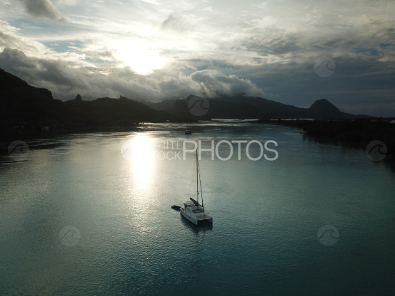 Huahine, vue aérienne d un voilier dans le lagon