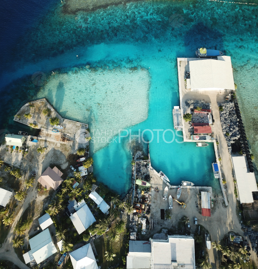 Apataki, vue aérienne du village et de la marina