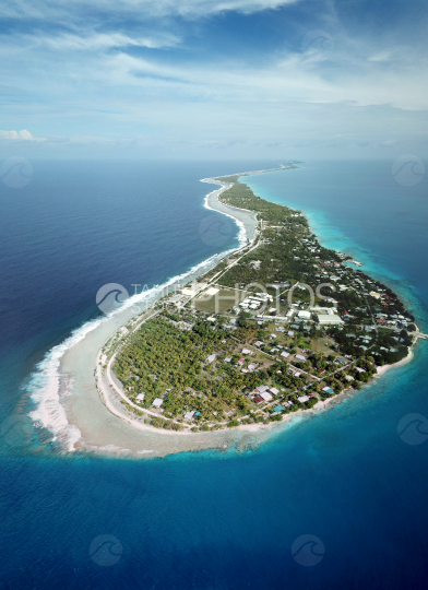 Rangiroa, vue aérienne panoramique du village et la passe Tiputa