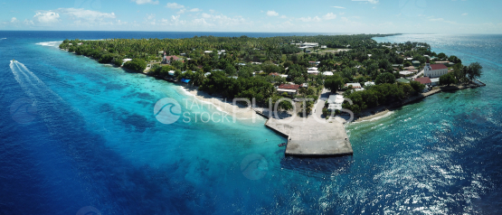 Rangiroa, vue aérienne  panoramique de la passe Tiputa et du dock