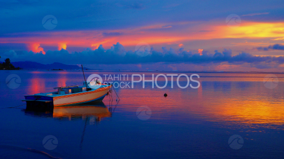 Bateau de pêche sur le lagon au lever de soleil, Raiatea