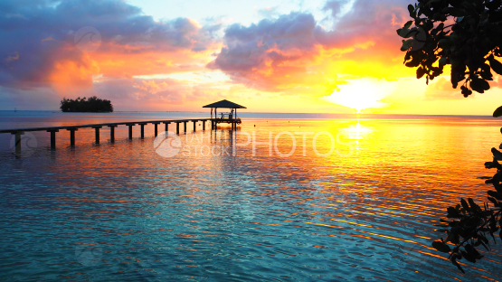 Ponton et Coucher de soleil sur le lagon de Raiatea