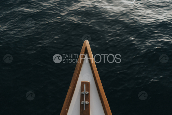 Bora Bora, proue de pirogue polynésienne à balancier sur le lagon