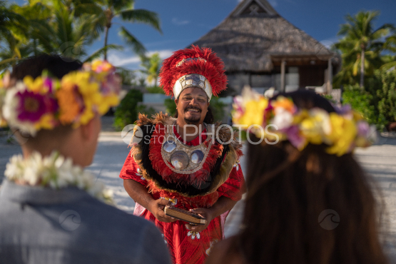 Prêtre polynésien célébrant le mariage traditionnel d un couple de touristes, Bora Bora