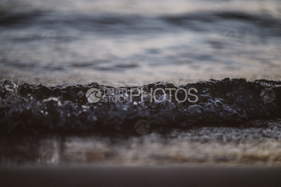 Vaguelettes du lagon sur la plage de Bora Bora