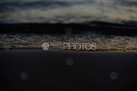 Vaguelettes du lagon sur la plage de Bora Bora