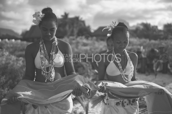 Mariage traditionnel polynésien, femmes polynésiennes présentant des parures, plage de Bora Bora, noir et blanc