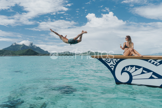 Bora Bora, couple sur un bateau, la mari plongeant dans le lagon