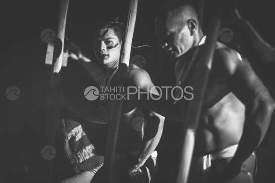 Bora Bora, danseurs polynesiens, noir et blanc