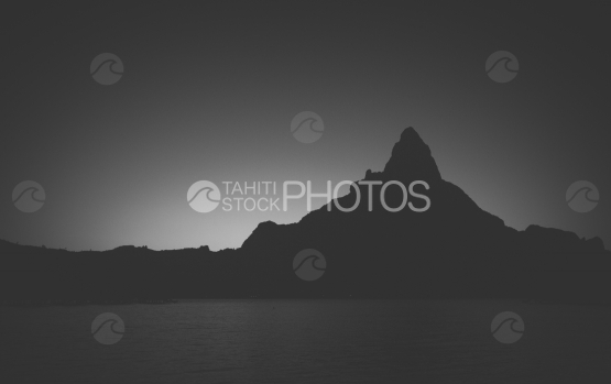 Coucher de soleil sur l île de Bora Bora, noir et blanc