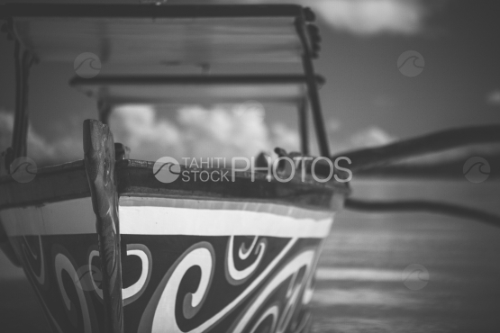 Bora Bora, grande pirogue polynésienne traditionnelle à balancier, noir et blanc