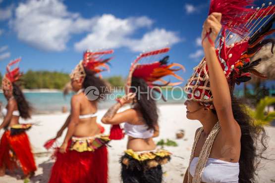 Bora Bora, groupe de danse polynésien en costume traditionnel sur la plage