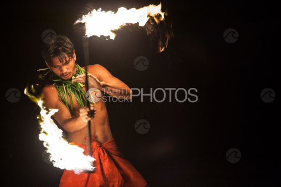 Bora Bora, homme polynésien et danse du feu avec flambeau