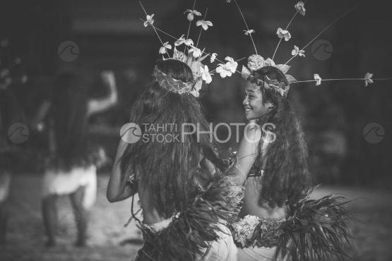 Bora Bora, groupe de danseuses souriantes en costume traditionnel, noir et blanc