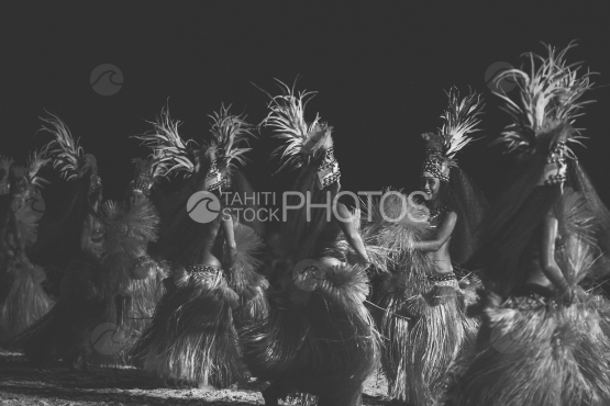 Bora Bora, groupe de danseurs, mariage traditionnel polynésien sur la plage, noir et blanc