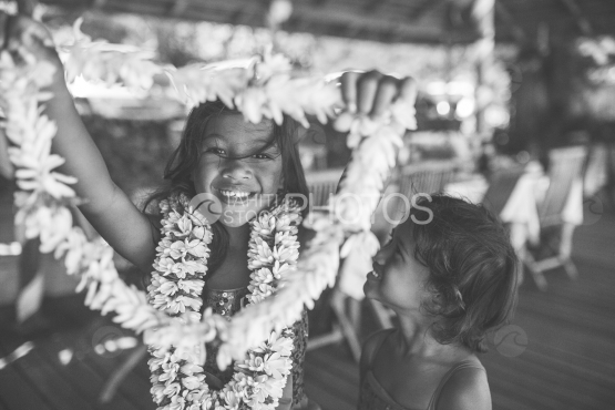 Bora Bora, enfants polynésiens avec couronnes de fleurs et tiare Tahiti, noir et blanc