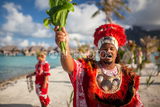 Prêtre polynésien accueillant un couple pour le mariage traditionnel sur la plage, Bora Bora
