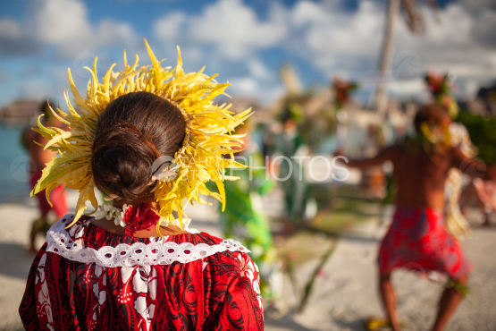Mariage polynesien traditionnel et groupe de danse sur la plage, Bora Bora