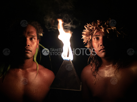 Bora Bora, deux danseurs polynésiens éclairés par un flambeau
