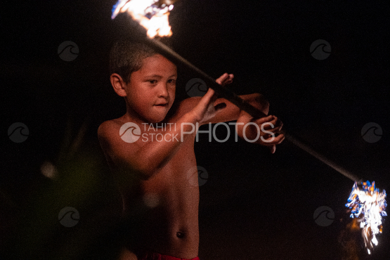 Bora Bora, jeune polynésien faisant la danse du feu avec torche