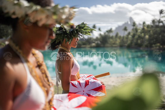 Bora Bora, mariage traditionnel sur la plage et groupe de danseuses polynésiennes