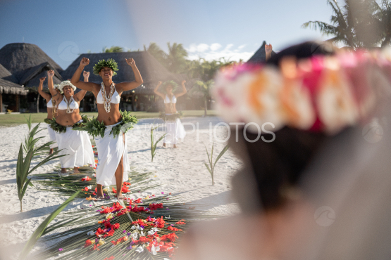 Bora Bora, mariage traditionnel sur la plage et groupe de danseuses polynésiennes