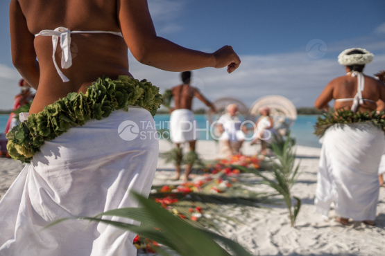 Bora Bora, groupe de danseuses polynésiennes et mariage traditionnel sur la plage