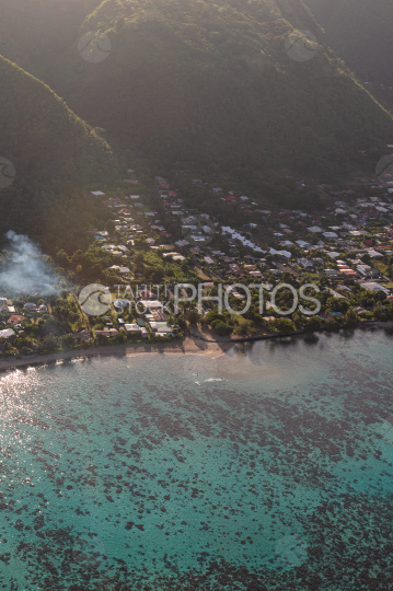 Tahiti, vue aérienne de la plage pk18 au petit matin