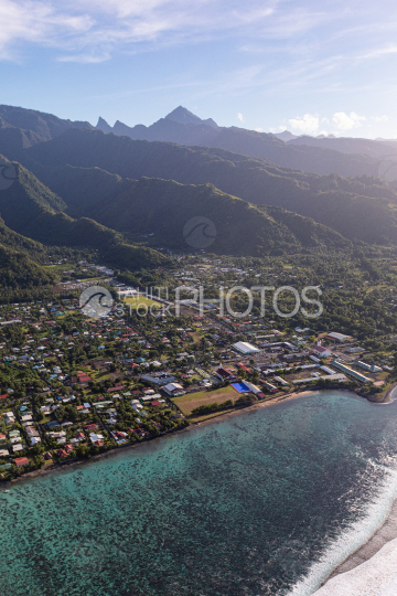 Tahiti, vue aérienne de Papara au lever de soleil