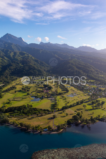 Tahiti, vue aérienne du golf de Papara
