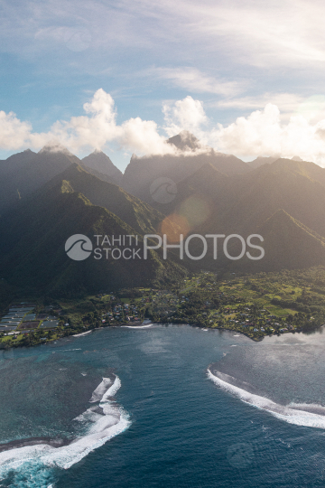 Tahiti, vue aérienne de la passe de Teahupoo au lever de soleil