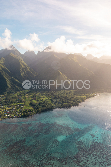Tahiti, vue aérienne de Teahupoo le matin