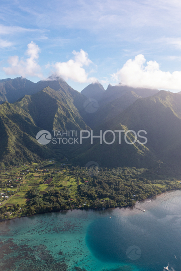 Tahiti, vue aérienne de Teahupoo au lever de soleil