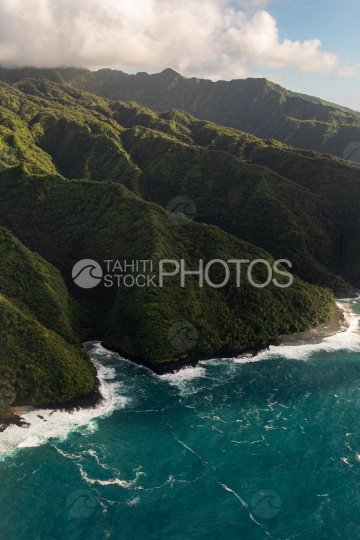 Presqu île de Tahiti, photo aérienne de Te Pari et des montagnes