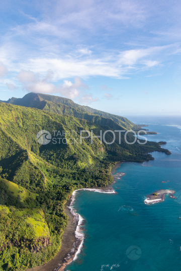Presqu île de Tahiti, photo aérienne de la côte sauvage de Te Pari